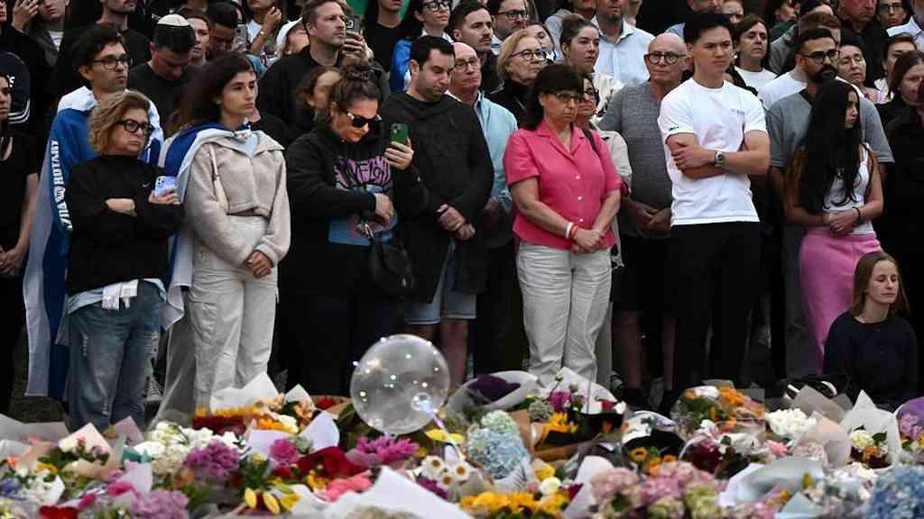 Austrália liga ataque em praia ao Estado Islâmico | Pior massacre a tiros na Austrália em quase 30 anos é investigado como ato de terrorismo contra a comunidade judaica