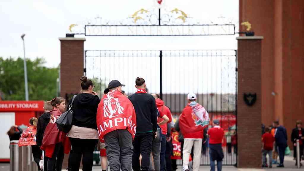 Homem é condenado a 21 anos por atropelar torcedores do Liverpool | Torcedores do Liverpool celebrando a conquista da Premier League na temporada passada