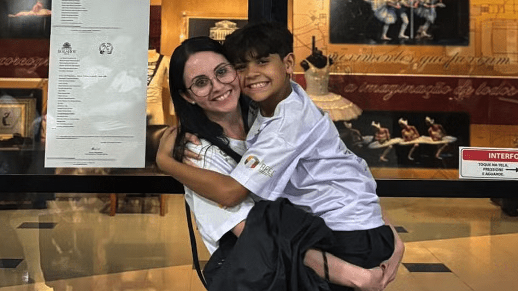 Aos 9 anos, morador do Alemão é aprovado na Escola Bolshoi | Victor Hugo comemora com a professora Renata Gouveia a aprovação na Escola Bolshoi