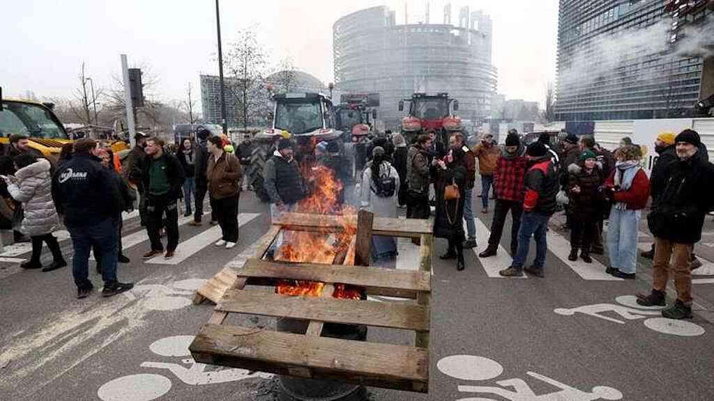 Produtores franceses fecham estradas e protestam na UE | Manifestantes com tratores diante do Parlamento Europeu, em Estrasburgo, na França, protestam contra acordo UE-Mercosul e crise sanitária
