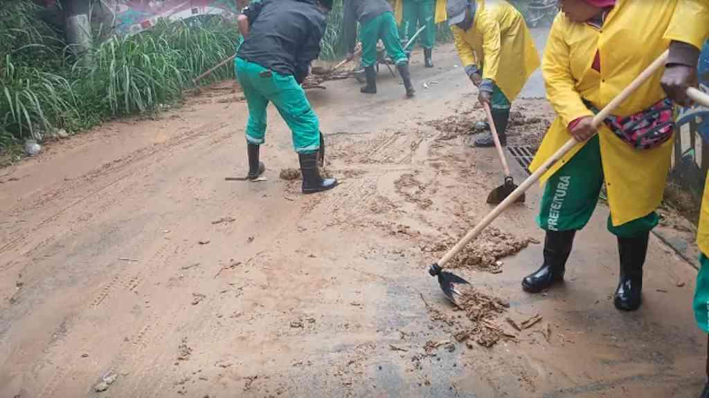 Temporal leva Petrópolis a emitir alerta extremo | Dezenas de ruas ficaram alagadas e ônibus pararam de circular