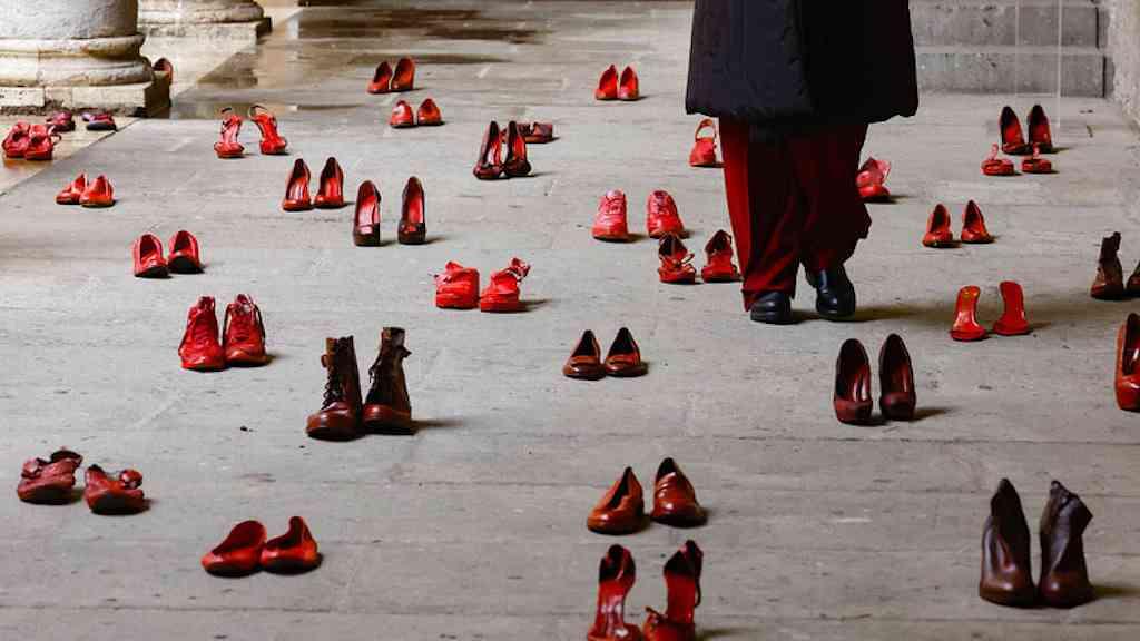 Itália adota prisão perpétua para crimes de feminicídio | Instalação artística em Roma, na Itália, protesta contra violência de gênero