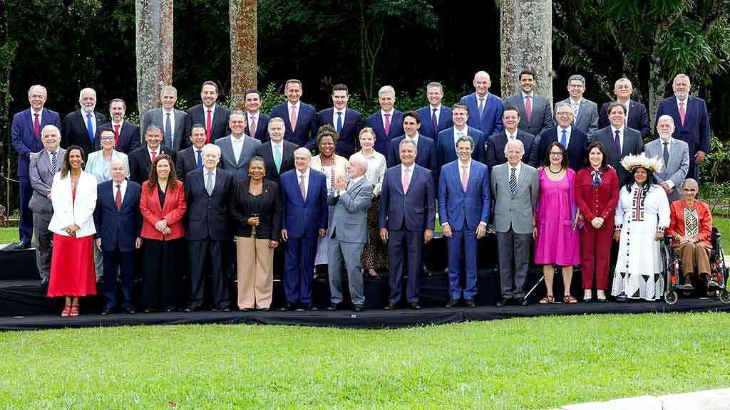 Lula fecha 2025 em reunião ministerial e reafirma candidatura | Lula (C), na ‘foto de família’ cercado de seus ministros, na última reunião do ano