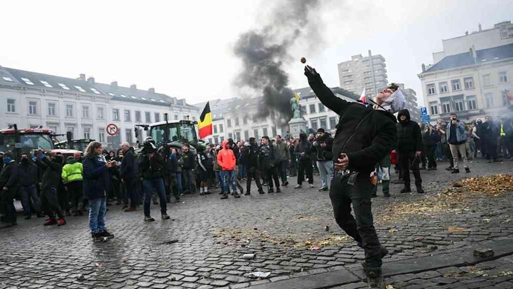 Protesto contra acordo com Mercosul termina em confronto na Bélgica | Protesto de agricultores europeus em Bruxelas