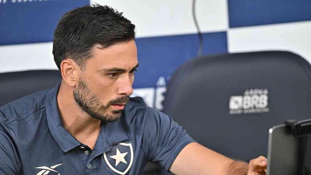 Davide Ancelotti deixa o Botafogo após crise interna | Filho de Carletto foi contra demissão de preparador físico