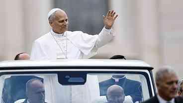 Papa condena corrida armamentista e interesses econômicos