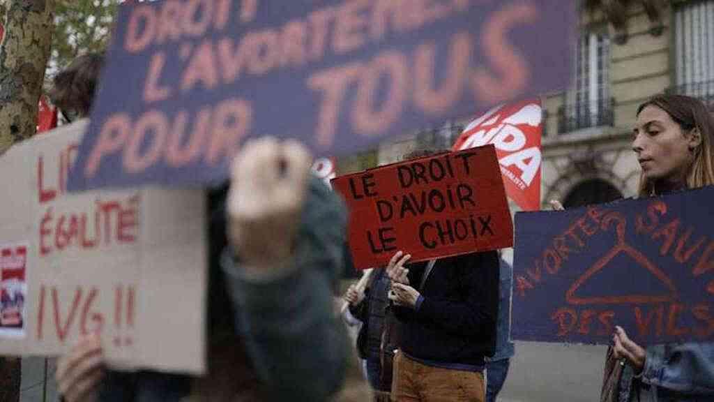 França sanciona lei que inocenta mulheres punidas por aborto | Manifestante segura um cartaz com os dizeres “O direito de escolha” durante um protesto organizado por grupos de defesa dos direitos das mulheres, no Dia Internacional do Aborto Seguro, em Paris, em 28 de setembro de 2024