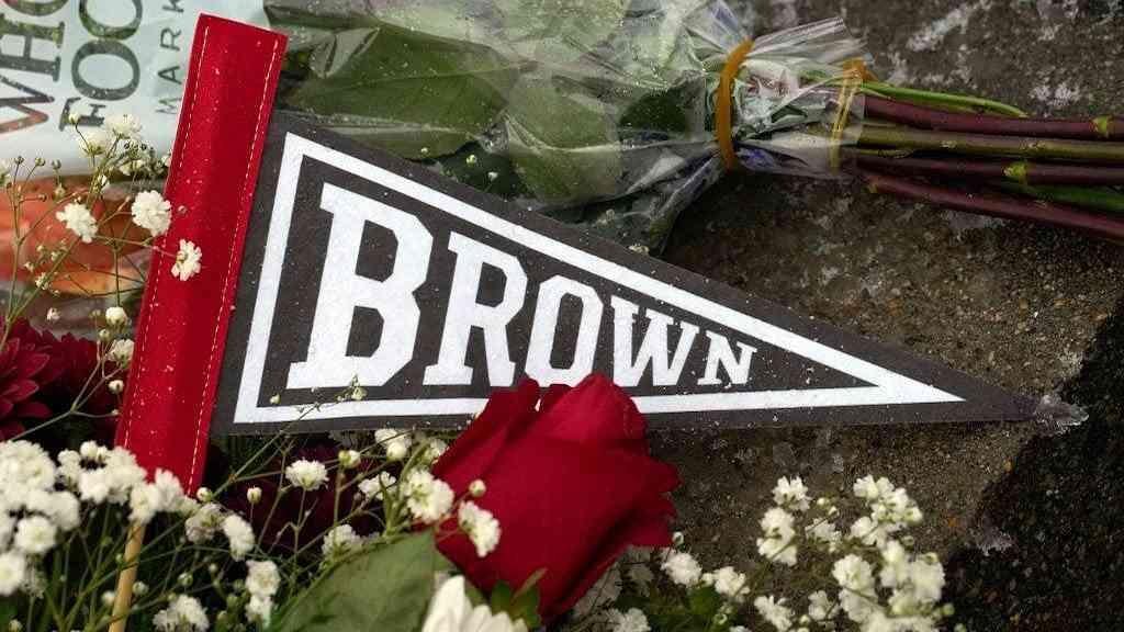 EUA suspendem programa de vistos após ataque em universidade | Norte-americanos prestam homenagens aos estudantes mortes na Universidade Brown