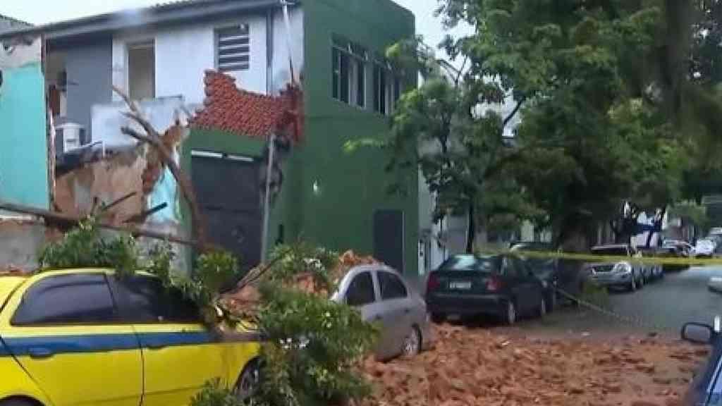 Desabamento de imóvel interdita rua no Rio Comprido | Casa cai na Rua Caetano Martins