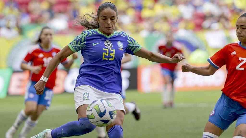 Projeto de lei estabelece medidas para impulsionar o futebol feminino | Gabi Nunes durante jogo amistoso entre as seleções de Brasil e Chile
