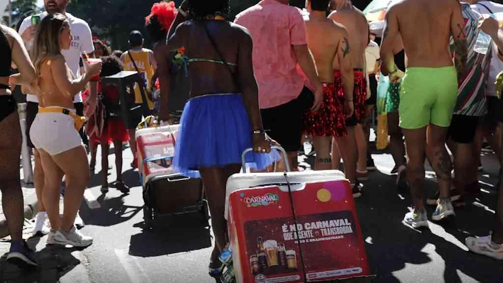 Rio abre credenciamento de ambulantes para o carnaval de rua 2026 | Prefeitura inicia cadastro de ambulantes para o carnaval de rua