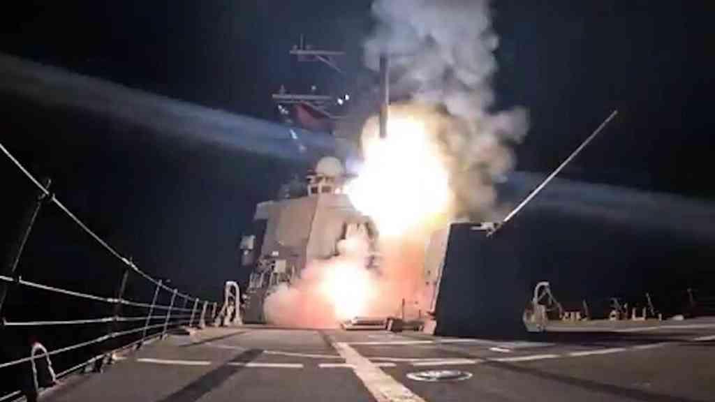EUA atacam posições do Estado Islâmico na Nigéria | Imagem mostra disparo de míssil de navio de guerra norte-americano