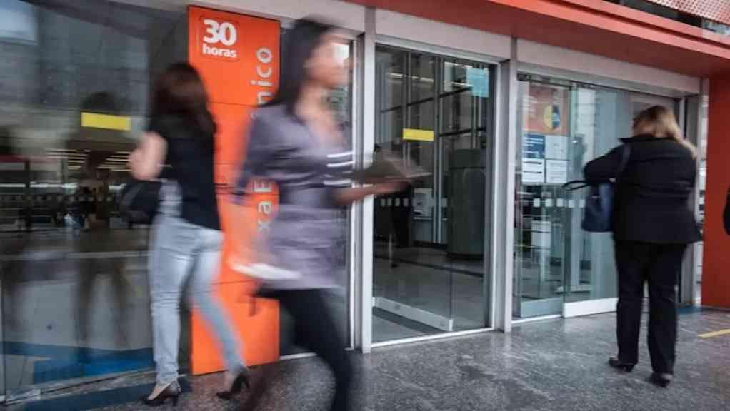 Receita desmente notícia falsa disseminada sobre transações financeiras | As operações financeiras jamais serão taxadas, garante a RF