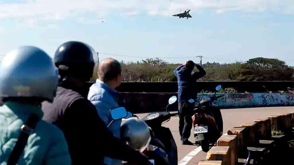 China realiza exercícios militares massivos em torno de Taiwan | Moradores de Taiwan observam a passagem de um caça chinês sobre a ilha