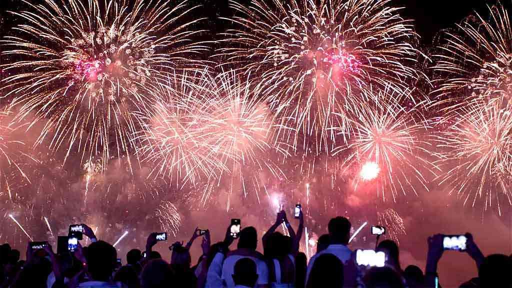 Rio lidera festas de Ano Novo mas animação toma conta do país | Na Praia de Copacabana ocorre a maior queima de fogos do país