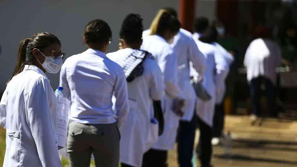 Mais médicos buscam se especializar no atendimento às famílias | Programa abre vagas para médicos de família e inclui outras áreas de saúde