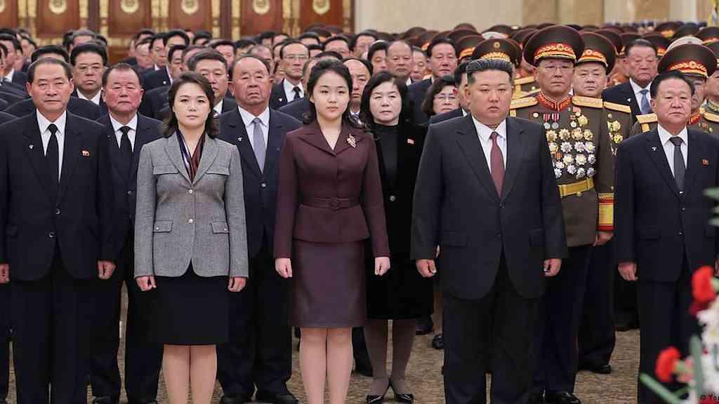 Evento com filha de Kim reacende debate sobre sucessão na Coreia do Norte | Filha de Kim Jong-un entre os pais, durante visita a mausoléu da família