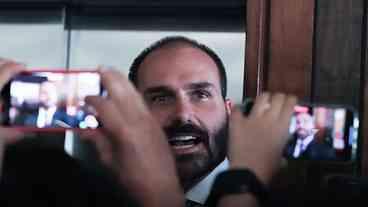 Eduardo Bolsonaro Retorna à Polícia Federal