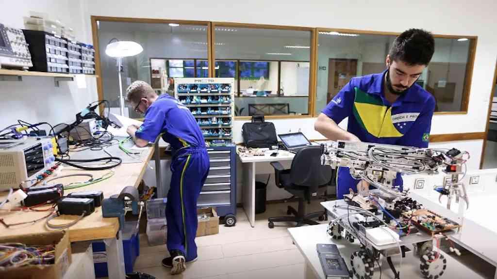 MEC regulamenta programa de formação profissional | Estudantes do ensino médio serão beneficiados