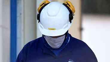 Atividade Industrial Brasileira em Retração Acentuada