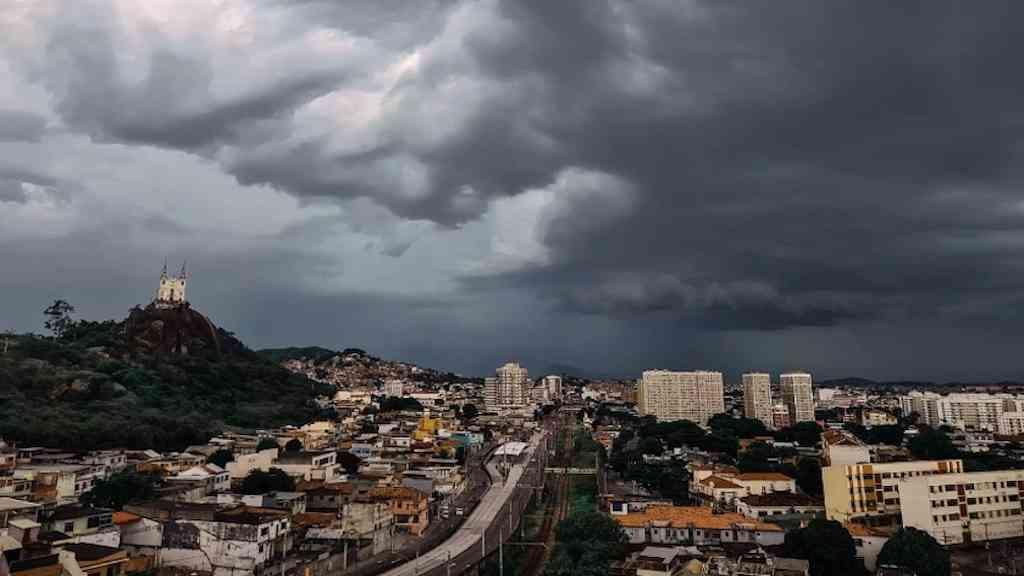 Fenômeno climático atrai chuva forte para todo o Estado do Rio | Em decorrência das adversidades climáticas, a cidade teve um domingo nublado