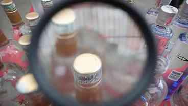 Operação em adega suspeita de bebidas adulteradas