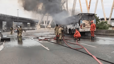 Ônibus pega fogo no Centro do Rio