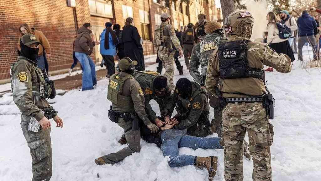 Após morte em ação migratória, Minneapolis prevê novos protestos | Agentes da Patrulha da Fronteira dos EUA detêm uma pessoa perto da Roosevelt High School durante o horário de saída dos alunos, enquanto ações federais de fiscalização da imigração provocavam protestos em Minneapolis, Minnesota