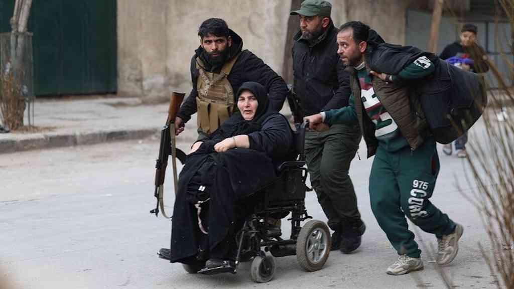 Confrontos na Síria forçam 30 mil a deixar suas casas em dois dias | Civis deixam Aleppo em meio a ataques entre Exército e forças curdas