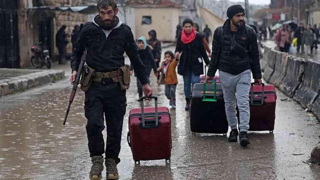 Síria anuncia cessar-fogo em áreas curdas de Aleppo | Residentes do bairro de Sheikh Maqsoud evacuam local após alerta do Exército sírio