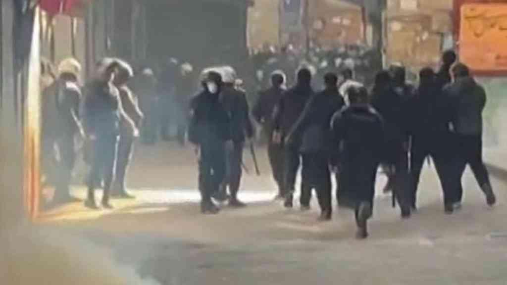 Líderes europeus condenam mortes no Irã | Forças de segurança tentam conter manifestantes durante protesto noturno em Teerã