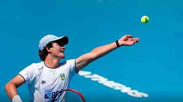 João Fonseca fora do torneio na Austrália por dores lombares