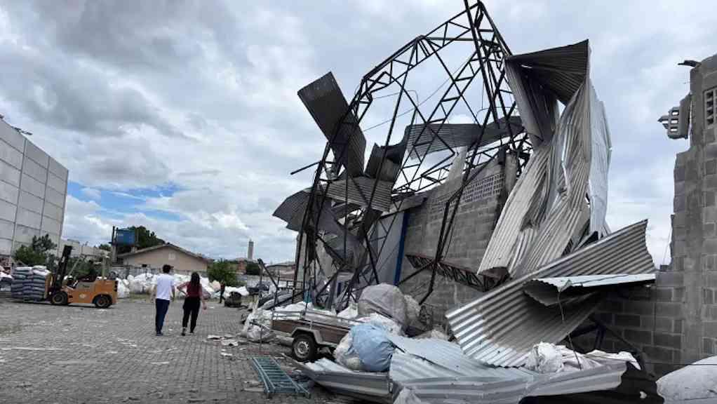 Temporal com ventos intensos atinge cidade no Paraná | Várias casas foram destelhadas e duas pessoas ficaram feridas