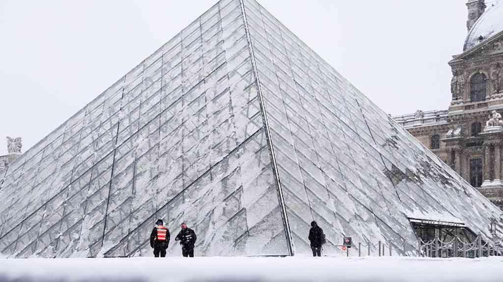 Greve de funcionários fecha novamente o Museu do Louvre | Museu do Louvre permanecerá fechado nesta segunda