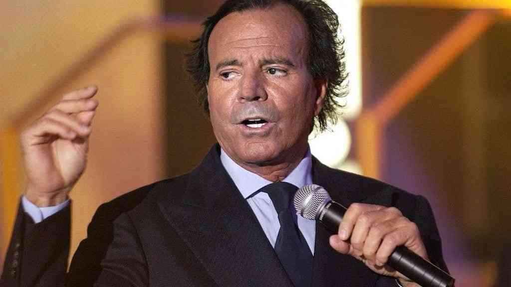 Ex-funcionárias acusam Julio Iglesias de agressões sexuais | O cantor Julio Iglesias em apresentação em 6 de dezembro de 2003