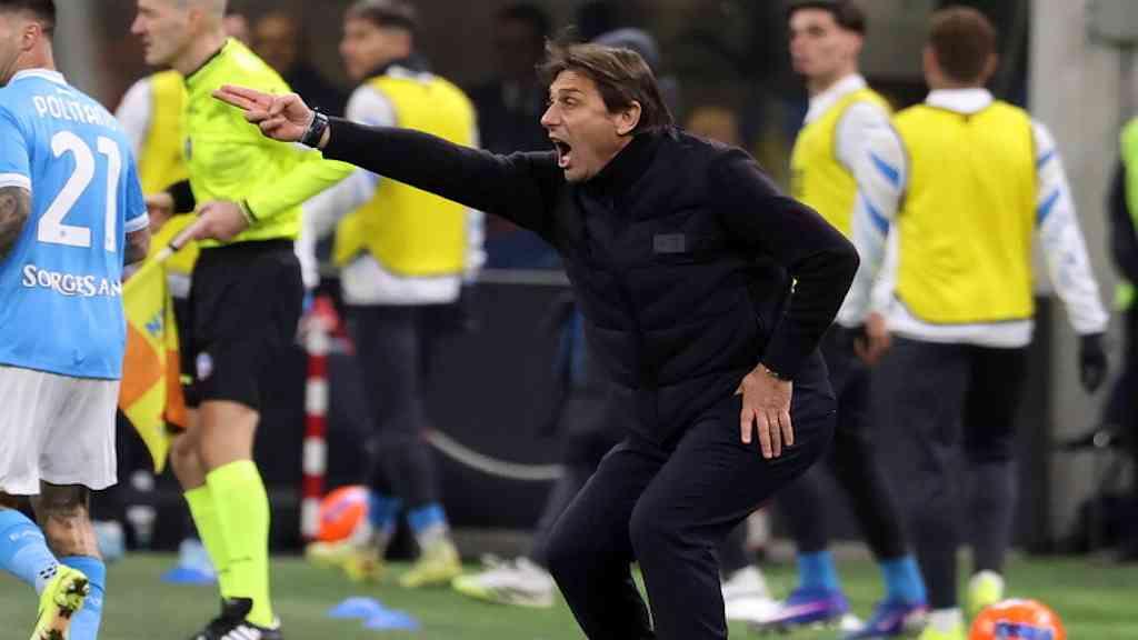 Conte é suspenso e ficará fora do Napoli por duas rodadas | Antonio Conte perdeu a compostura na beira do campo após pênalti para a Inter contra o Napoli