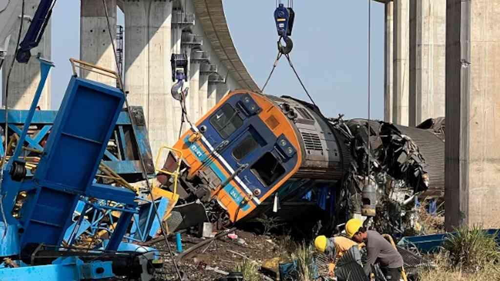 Guindaste cai sobre trem na Tailândia e mata ao menos 31 | Acidente com guindaste atinge trem e deixa 31 mortos na Tailândia