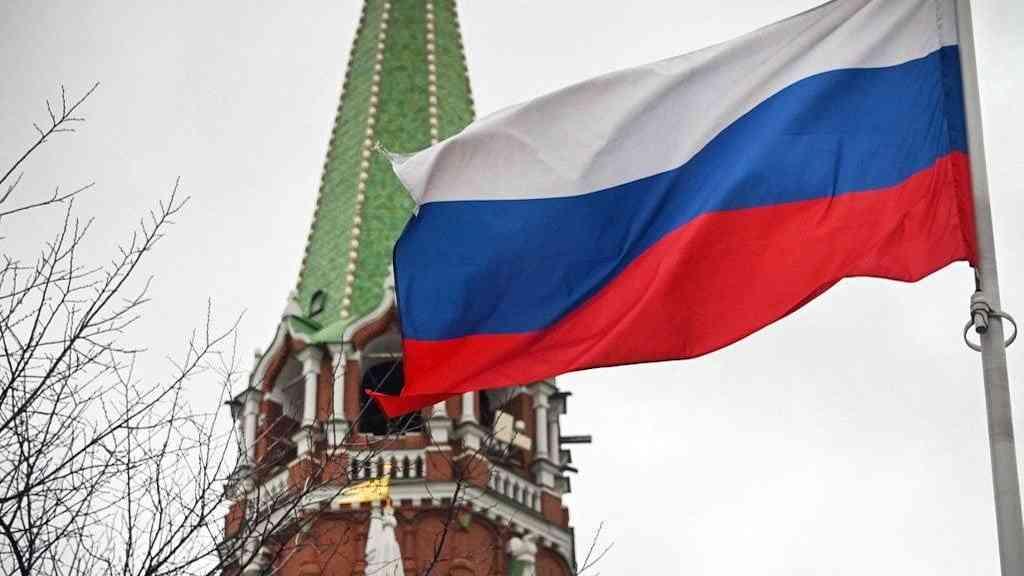 Moscou acusa espionagem e expulsa diplomata britânico | Bandeira russa tremula no Kremlin