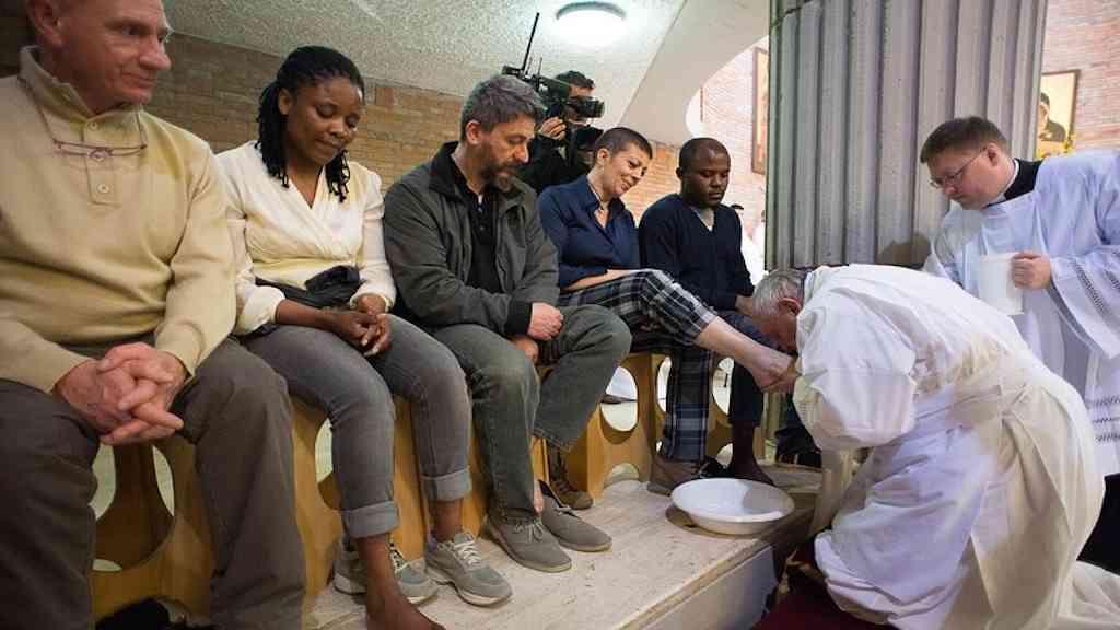 Papa retoma tradição anterior a Francisco na missa do Lava-pés | Papa revolucionou cerimônia com mulheres e não católicos