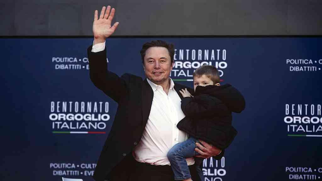 UE critica Musk por deepfakes sexuais criados pelo Grok | Elon Musk, dono do X, durante evento na Itália