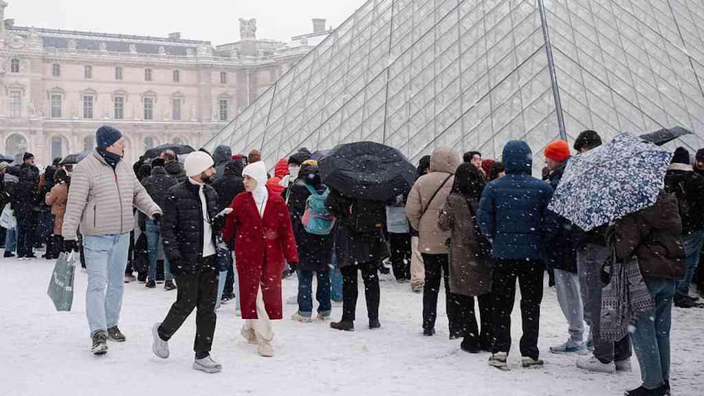 Turistas protestam contra aumento de preços no Louvre | Depois da longa fila, o turista de fora da UE ainda precisa pagar 10 euros a mais