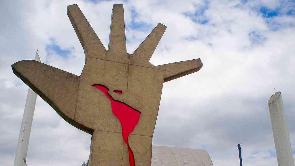 Latino América: ainda faz sentido | A grande mão e o salão de atos memorial da America Latina