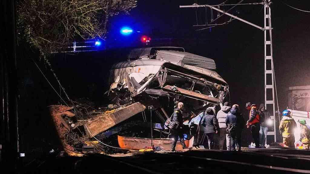 Espanha registra novo acidente de trem com vítima fatal | Muro de contenção caiu sobre a parte dianteira do trem em Gelida, perto de Barcelona