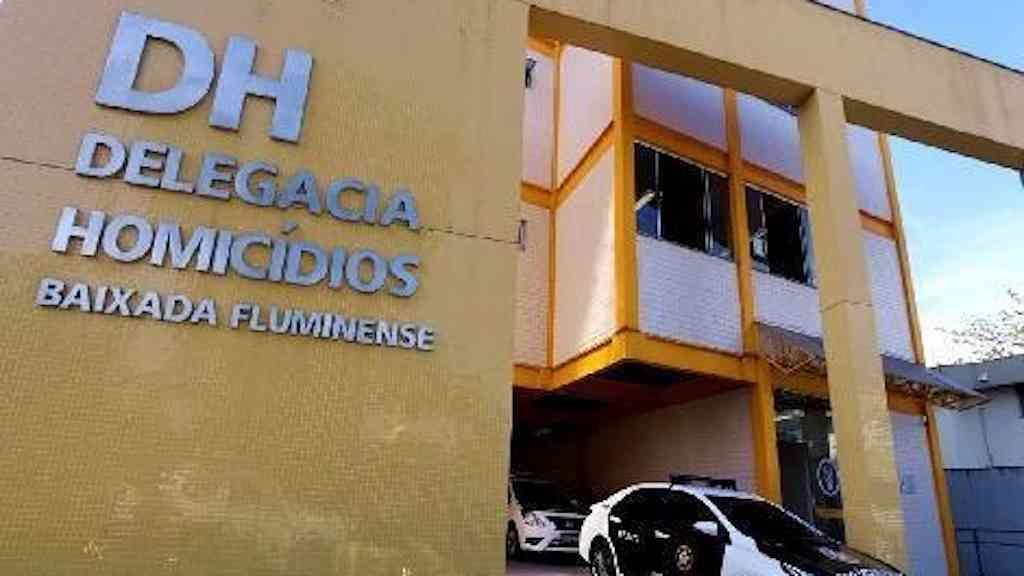 Policial é assassinado a tiros a caminho do trabalho em Japeri | Policiais da DHBF investigam o caso