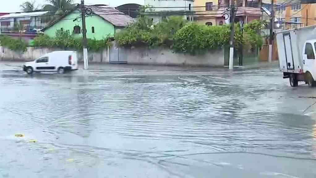 Após fortes chuvas, Defesa Civil mantém alerta em Duque de Caxias | Chuvas intensas mantêm Defesa Civil em alerta em Duque de Caxias