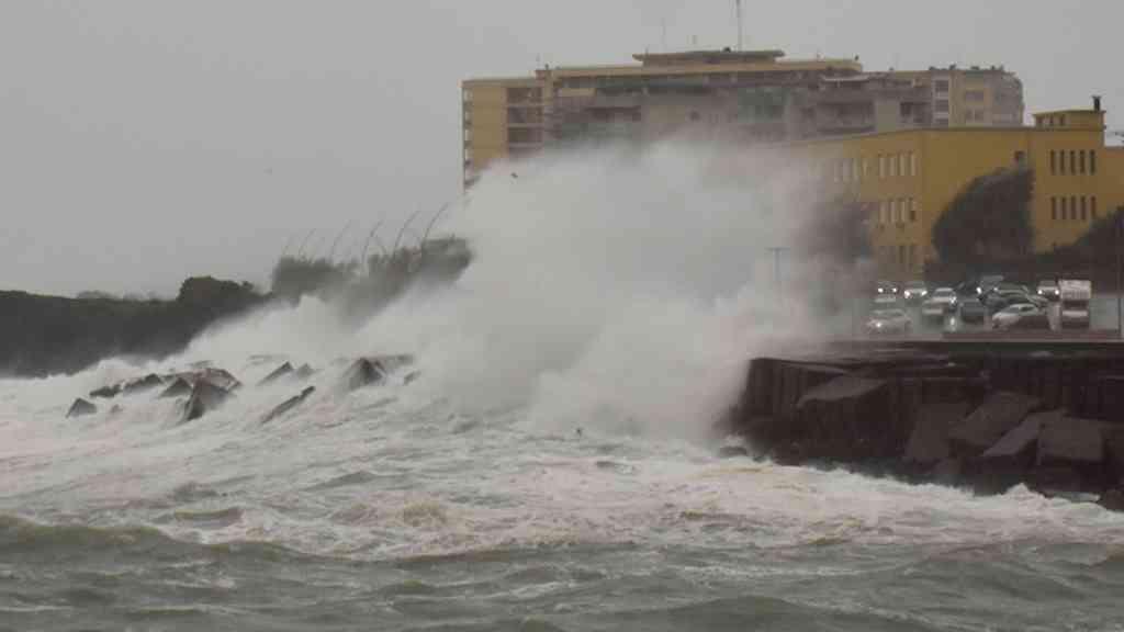Ciclone Harry provoca invasão do mar em ruas da Sicília | Ciclone Harry atingiu Sicília, Calábria e Sardenha na Itália