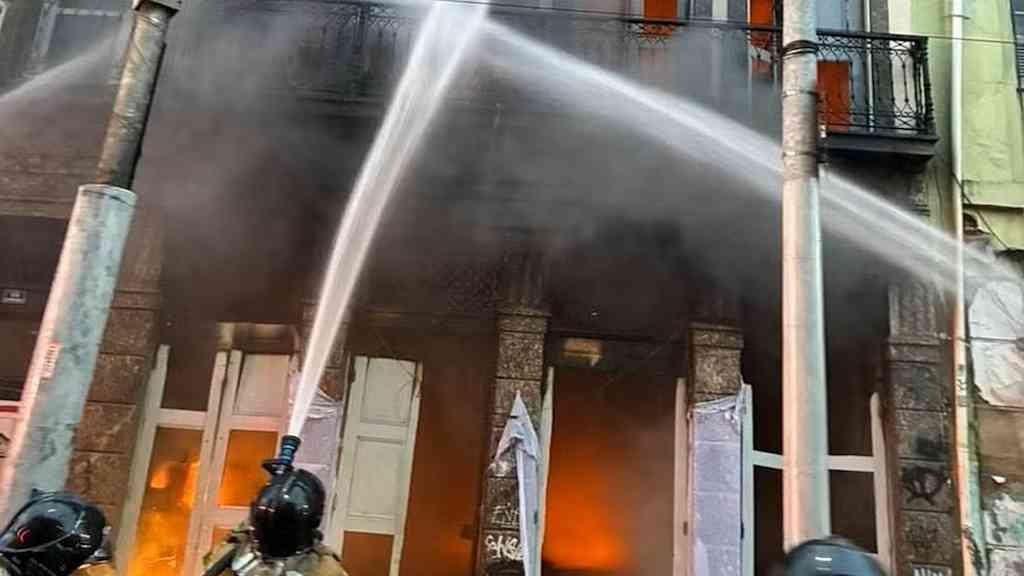 Incêndio atinge antigo casarão usado como boate na Lapa | Imóvel pega fogo na Lapa