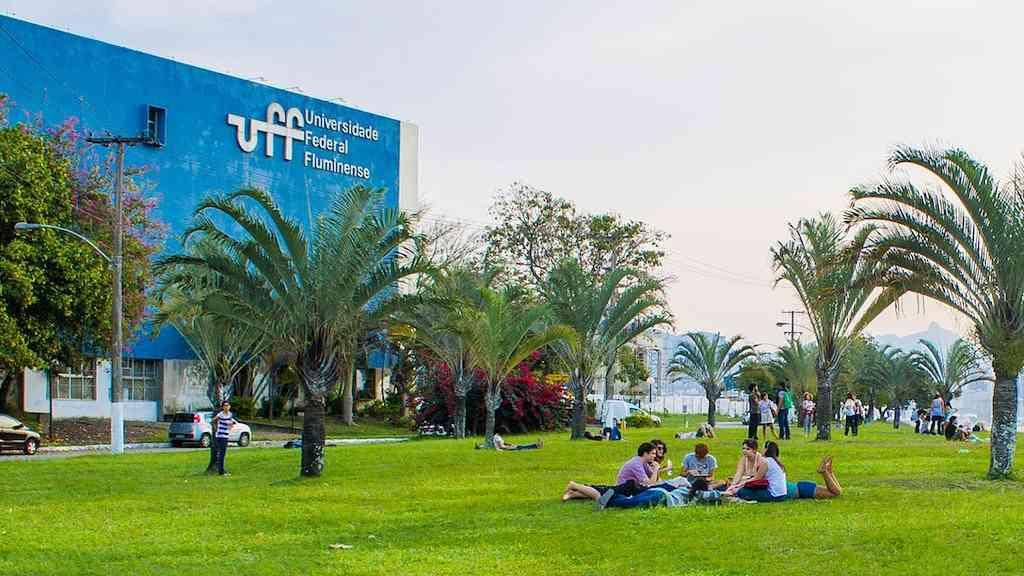 Estudante diz ter sido desligada da UFF após polêmica acadêmica | Fachada da UFF