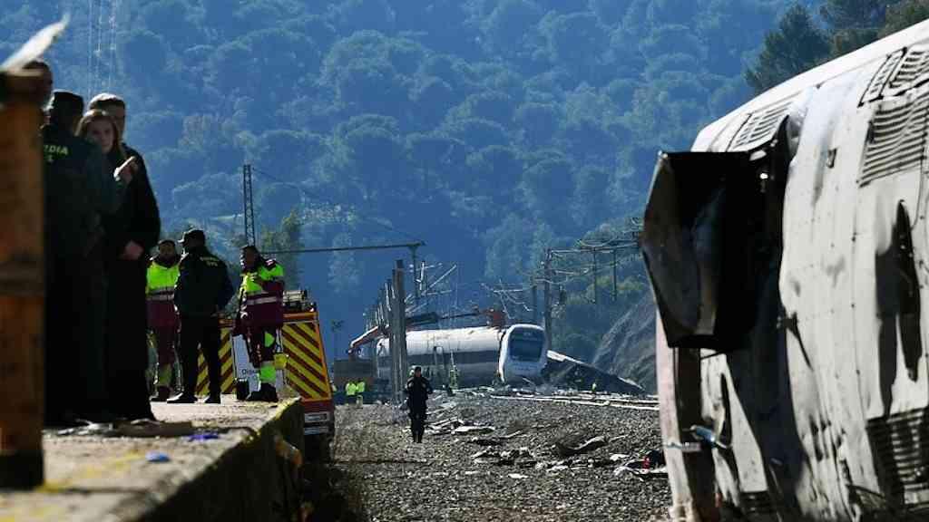 Trem bate em guindaste e deixa feridos na Espanha | Espanha registrou quarto acidente ferroviário em uma semana