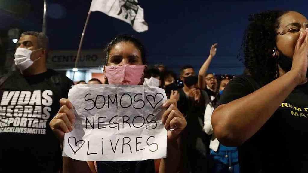 Negros são os mais vulneráveis a homicídios no Brasil | Protesto em Porto Alegre após morte de homem negro por agente de segurança em supermercado em 2020